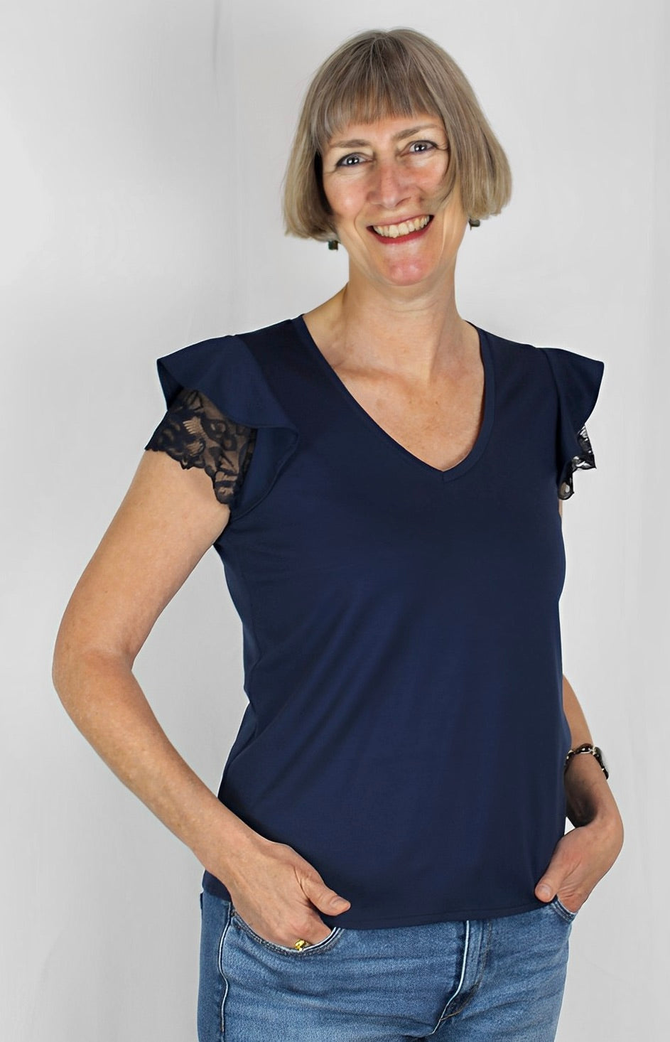 schnittmuster-berlin-shirt-wilma-damenshirt-schnittmuster-mit-glocken-und-spitze image 7