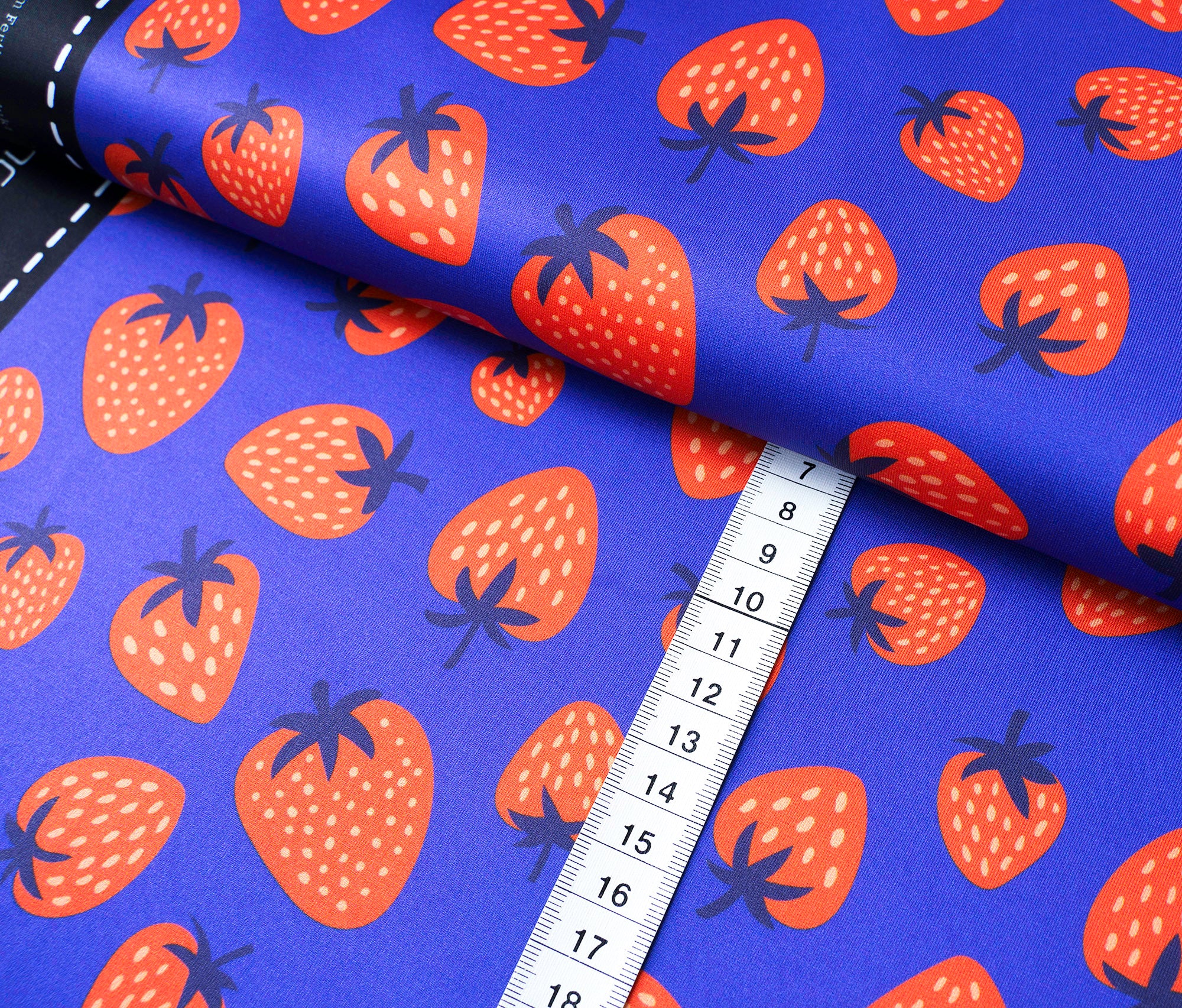 albstoffe-performance-strawberries-blau-active-wear-funktionsstoff-meterware image 3