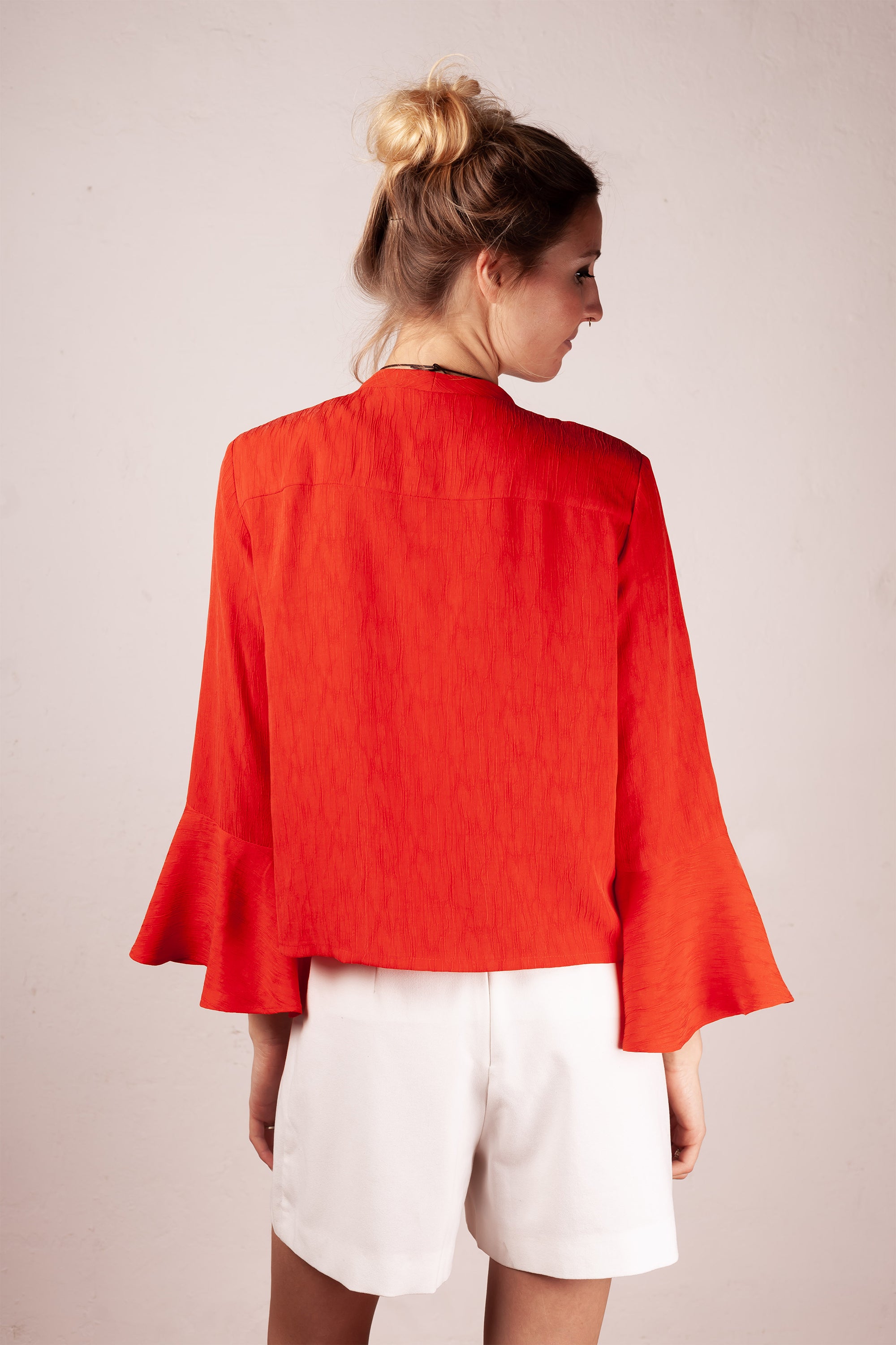 schnittmuster-berlin-knotbluse-oumou-damenbluse-mit-knoten-und-volant-rmel image 8