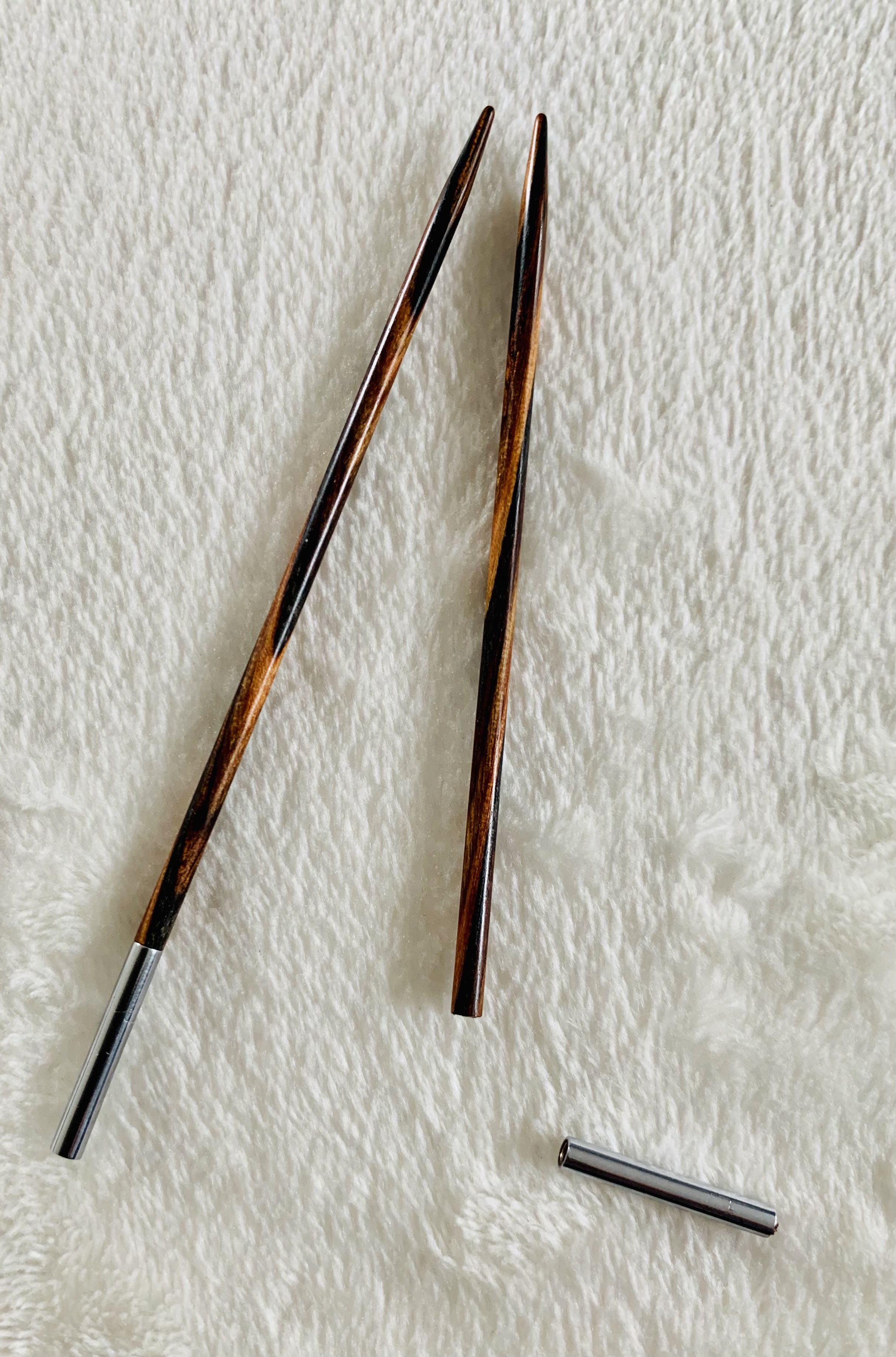 Endlich wieder Freude am Stricken nach der Hand-OP. Meine Ergotherapeutin hat mir Holz empfohlen, weil es nicht so kalt ist und weniger Vibration gibt. Diese Spitzen sind leicht, gleiten mühelos und das Geräusch ist so beruhigend. Ich stricke jeden Nachmittag eine Stunde auf der Terrasse und meine Hände danken es mir.