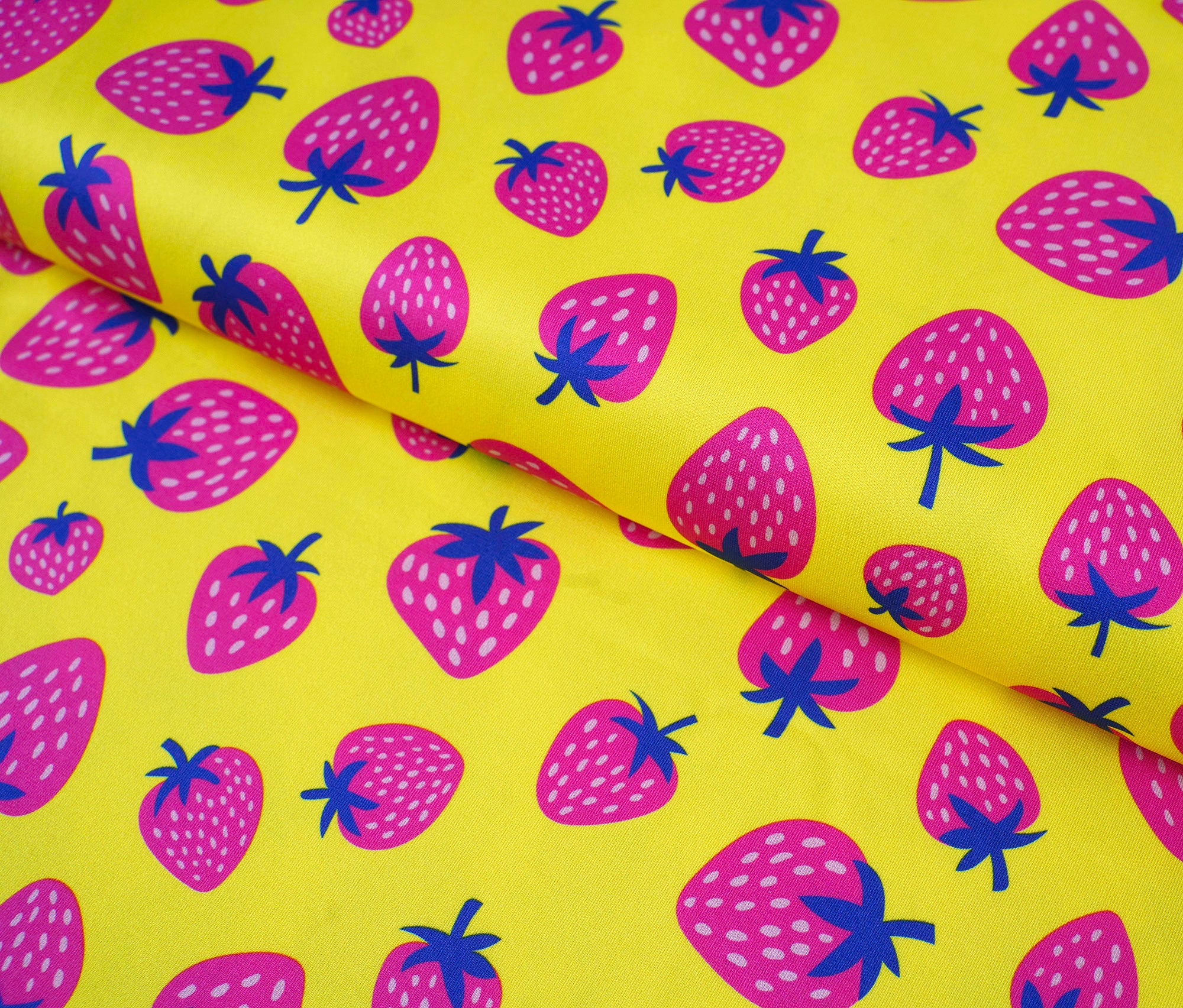 albstoffe-performance-strawberries-gelb-active-wear-stoff-meterware image 4