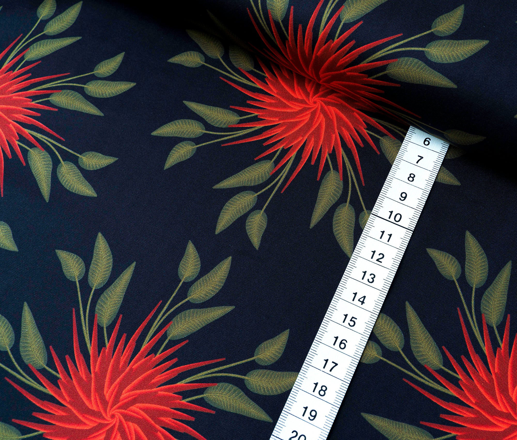 albstoffe-performance-flower-circle-schwarz-activewear-meterware image 3