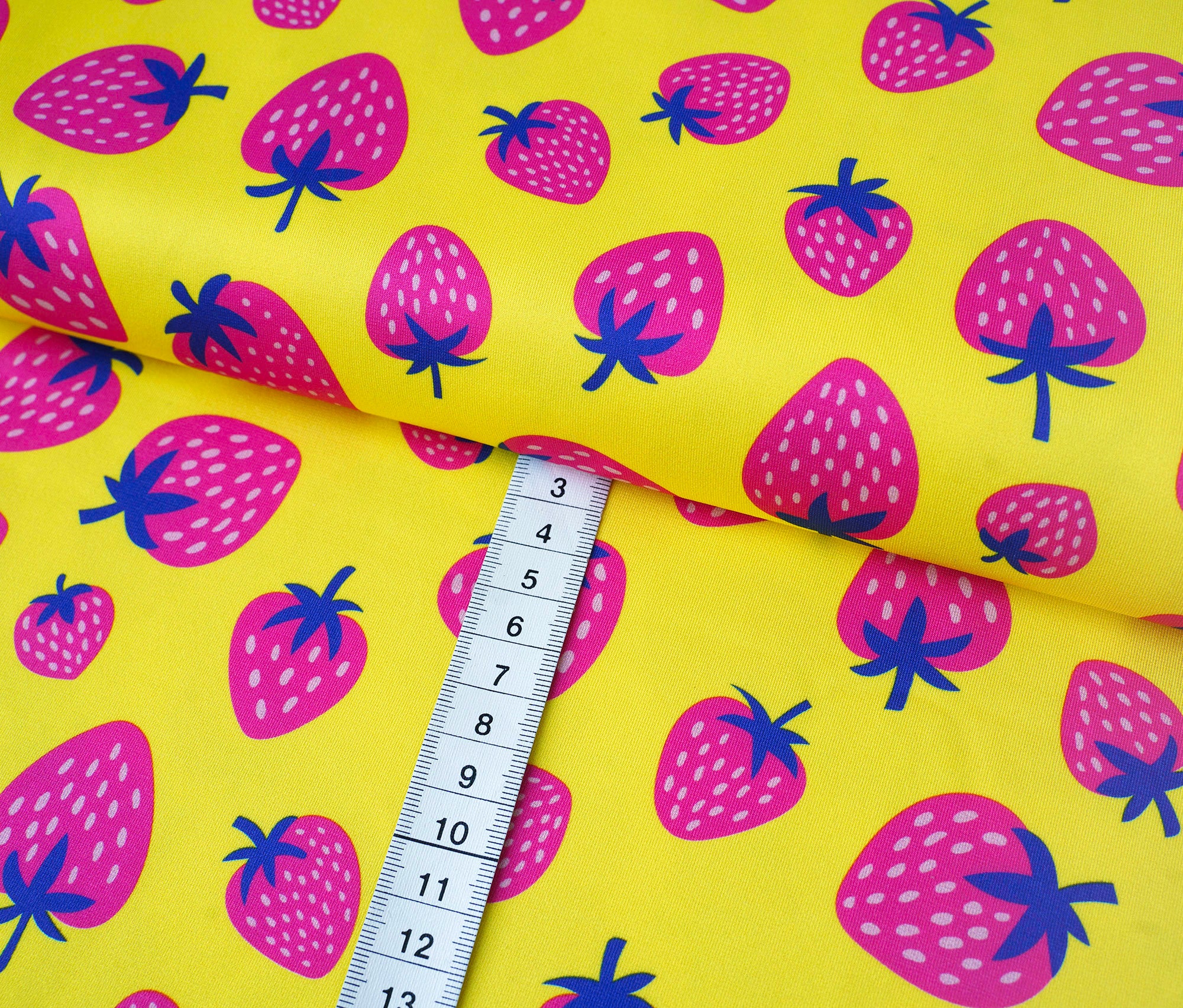albstoffe-performance-strawberries-gelb-active-wear-stoff-meterware image 3