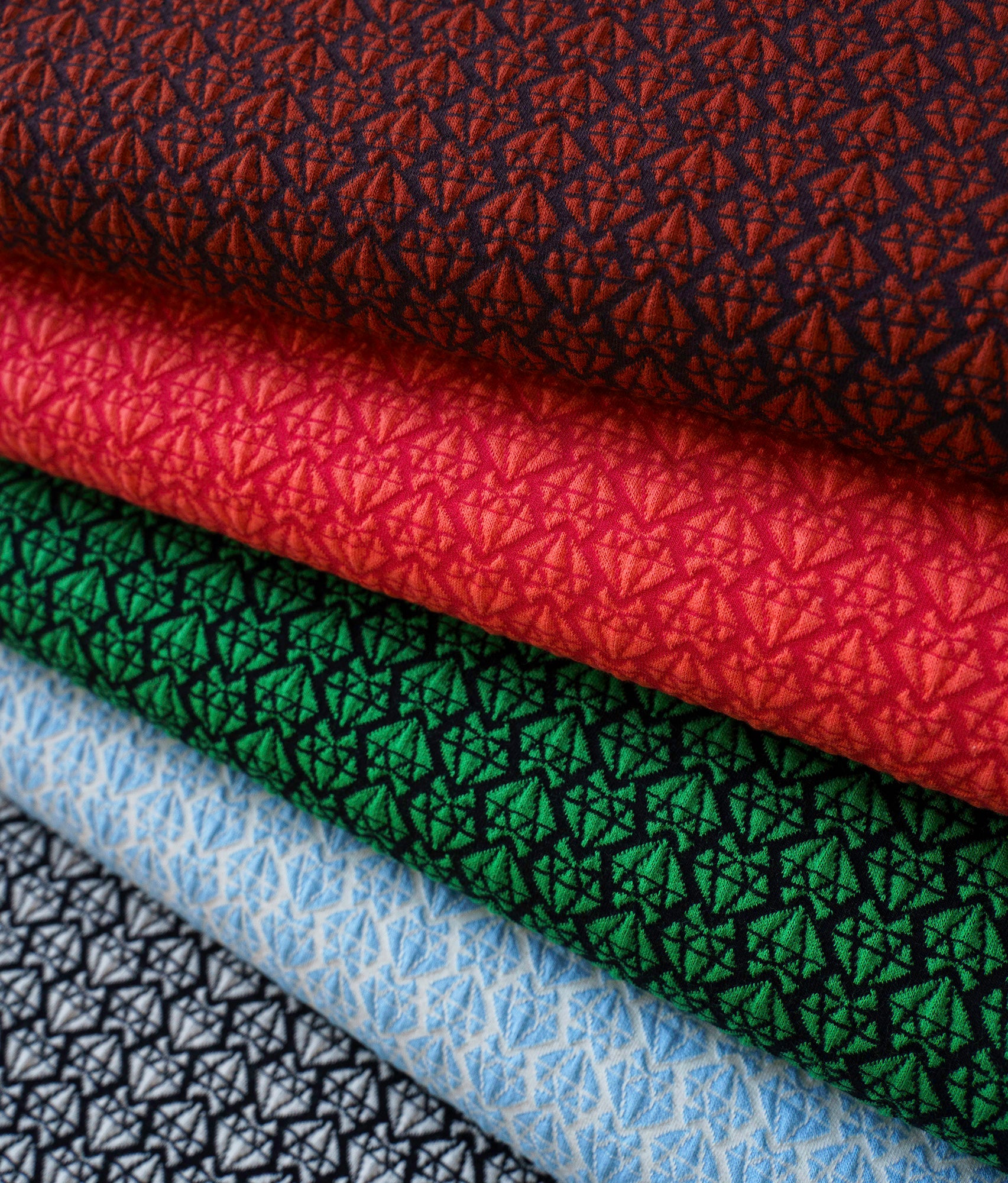 albstoffe-bling-bling-diamonds-knit-elastic-minijacquard-jersey-bio-baumwolle image 4